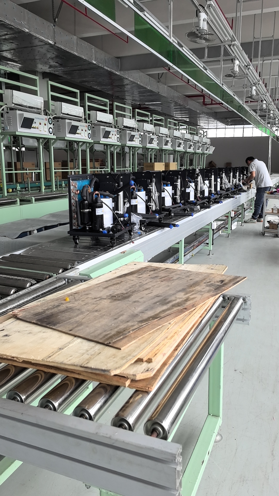 Labor Day on the Production Line-Kustomers er først